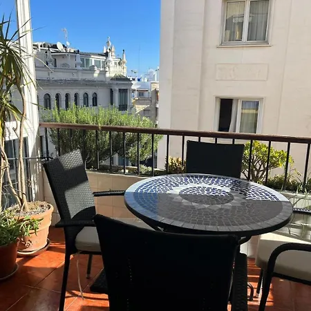 Amplitud, Comodidad Y Luz En El Centro De Lägenhet